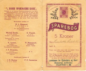 For- og bagside af en skolesparebog årgang 1939. Læs teksten øverst til venstre på bagsiden om formål.