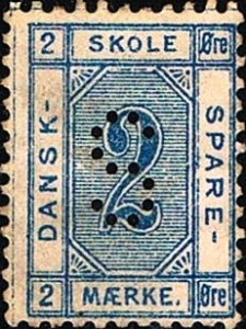 Det første danske skolesparemærke for børn DANSK - SKOLE SPARE - MÆRKE 2 øre i blå farve udkom i år 1886 meget ulig i udseende sparemærkerne for småkårsfolk men perforeret med samme perfinbillede S