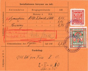 Installationskortets bagside med prøvningsafgiftsmærkerne: Type 1, værdi 1 krone og Type 2, værdi 2 kroner