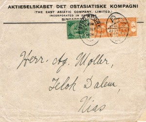 Billede 4: Her ovenover: Perfinbrev / Billede 4 og 5: Frankeret med to SG 157 / 37 / 5c. orange, 1902, og et SG 219 / 52 / 2c. grøn, 1919 (Stanley Gibbons). Afsendt fra Singapore (Straits Settlements) den 4. september 1924 af AKTIESELSKABET DET ØSTASIATISKE KOMPAGNI (The East Asiatic Company, Limited) INCORPORATED IN DENMARK, SINGAPORE til destination: Herr. Møller, Telokdalen, NIAS, (en Ø ved vestkysten af Sumatra, en del af Indonesien) med ankomst dertil den 23.september 1924 som det fremgår af ankomststemplet på bagsiden af brevet.