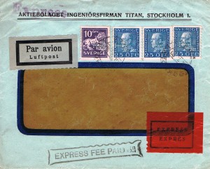Til gengæld fortæller rudekuverten en hel del: Den fortæller, at den er påsat 4 stk. frimærker fra 1925-26. Tonet plade. Takket 10 lodret. Uden vandmærker. Frimærket: 1 stk. Afa-Nr. 190, 10 øre lilla type 1…U, og frimærkerne 3 stk. Afa-Nr. 193, 25 øre mørkblå … Y.