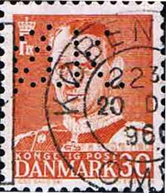 Kbh. 3) Perfinbilledet Ø 7.2, er det sidste perfinbillede ØK har taget i brug til perforering af deres frimærker, perioden 06. 1956 – 01. 1985, og kendes brugt på Afa-Nr. 248B til og med Afa-Nr. 622. Perfinbilledet er vist som det er perforereret i forhold til retvendt frimærke. Fra frimærkets forside. Stilling 1.